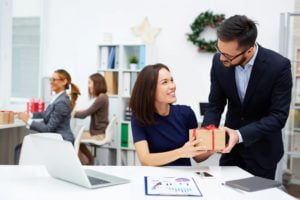 The etiquette of sending gifts to leaders for business interactions