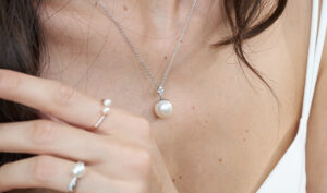 The Vintage Chic Trend: Gold and Pearl Pendant Designs to Embody the ‘Classic Beauty’ in 2025